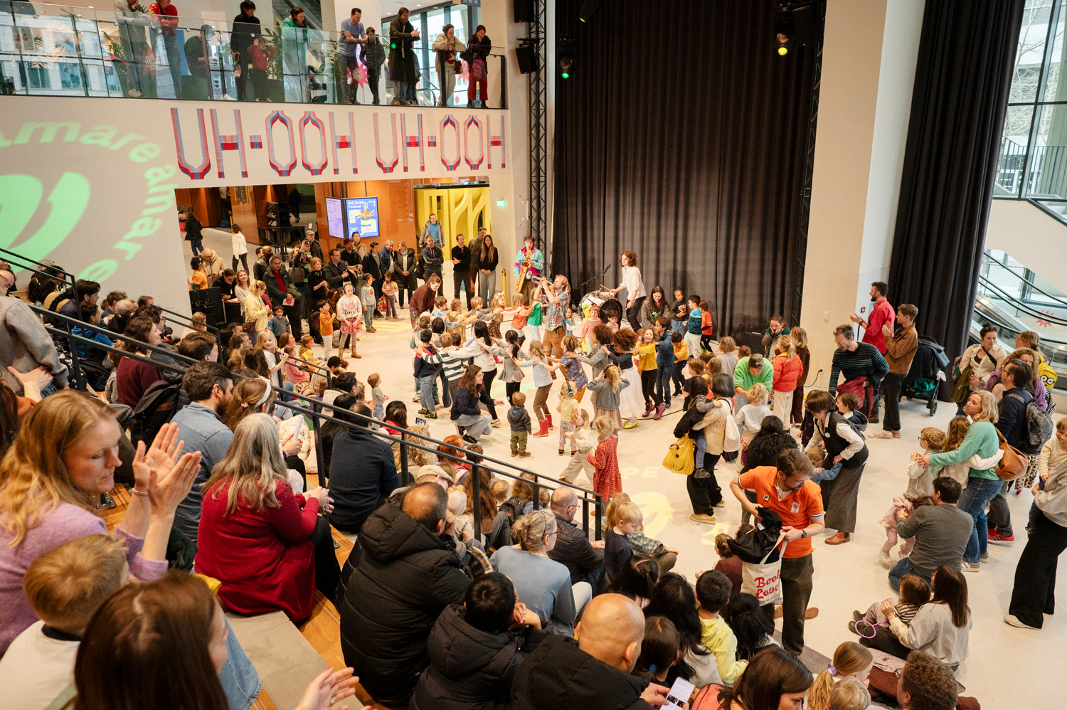 Een evenementenfoto van een menigte op een trap in theater Amare tijdens het Big Bang Festival. Geschoten door fotograaf Karen van Gilst.
