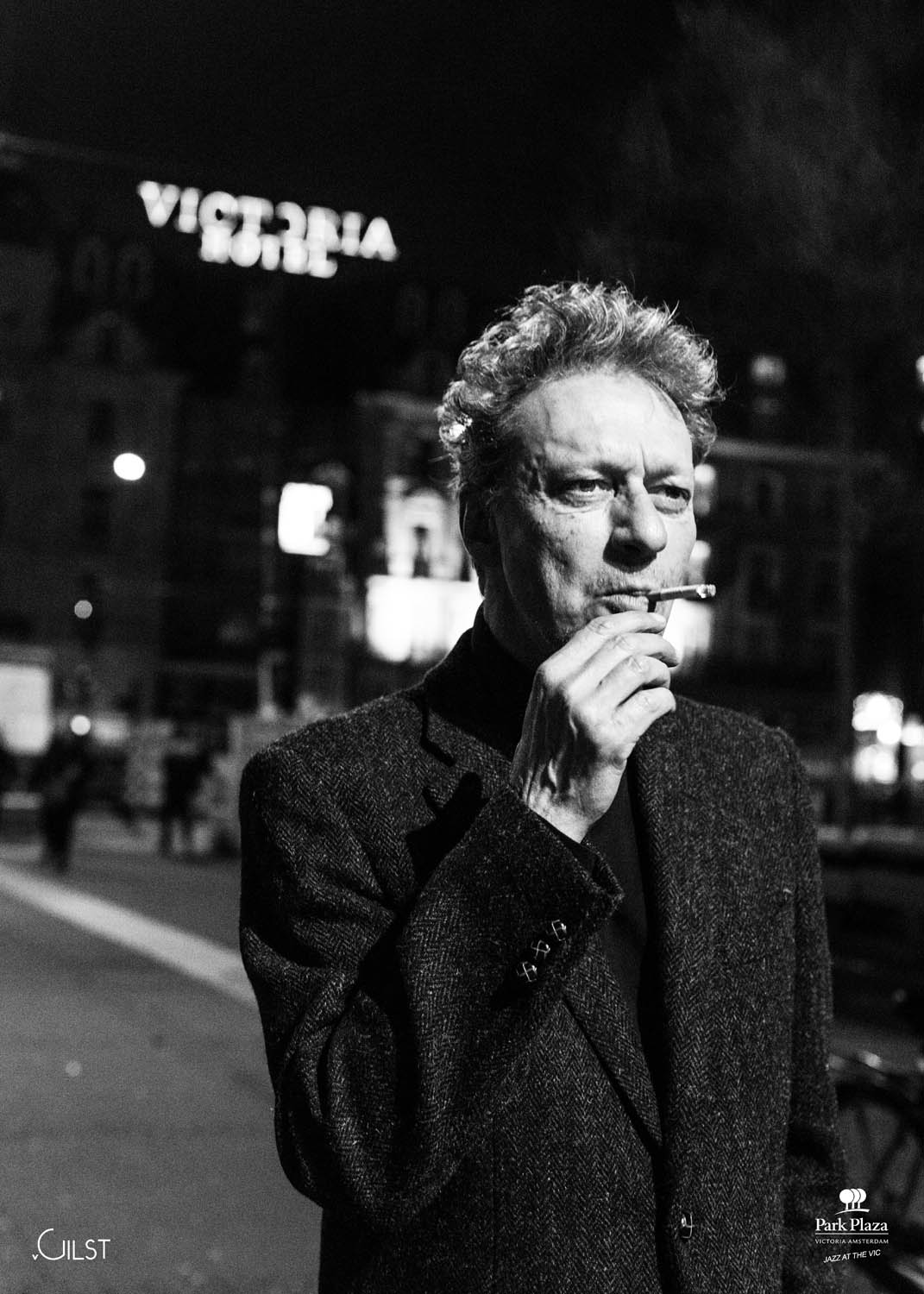 Portret op locatie in zwart wit van muzikant Ernst Glerum door portretfotograaf Karen van Gilst